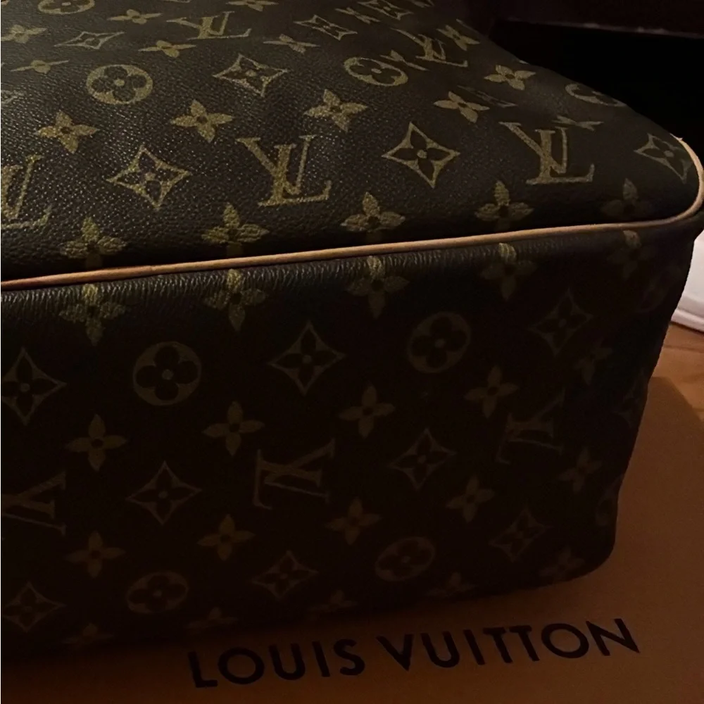 Louis vuitton really popular and stylish dueaville bag plenty of room perfect 😍